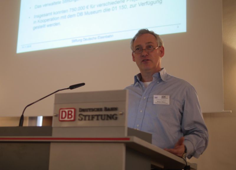 Stiftungsvorstand Rainer Balzer beim Vortrag Foto-Saarbourg